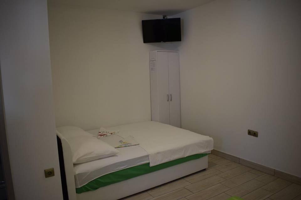 Apartmani Celjak Паг Экстерьер фото